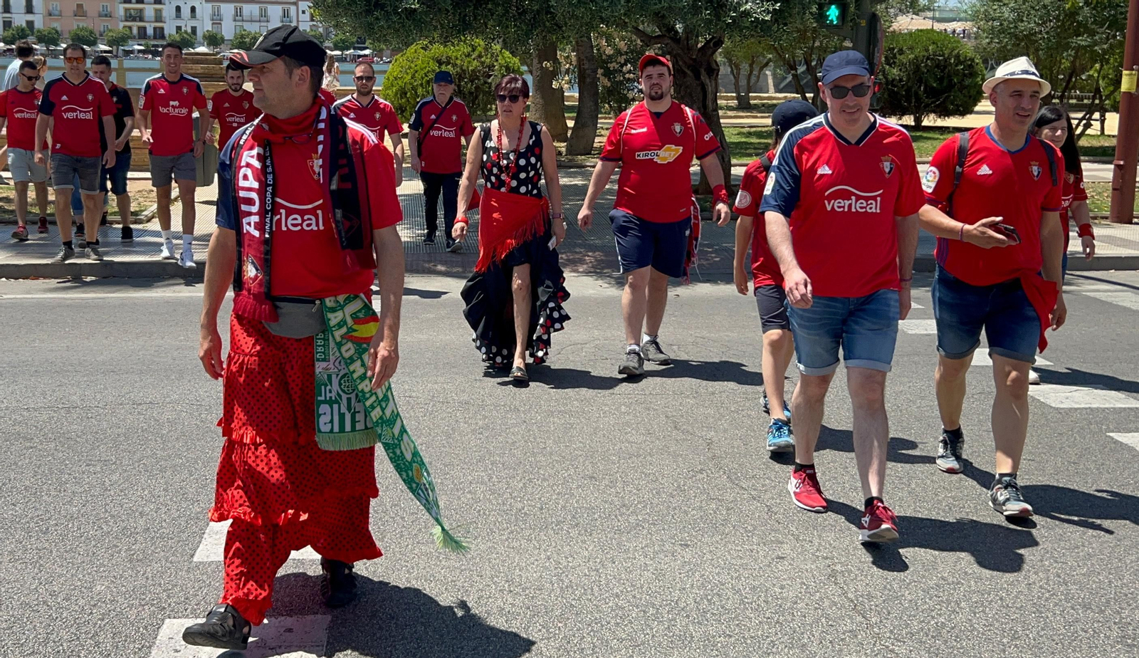 Búscate en la galería gráfica de las aficiones de Osasuna y Real Madrid en Sevilla
