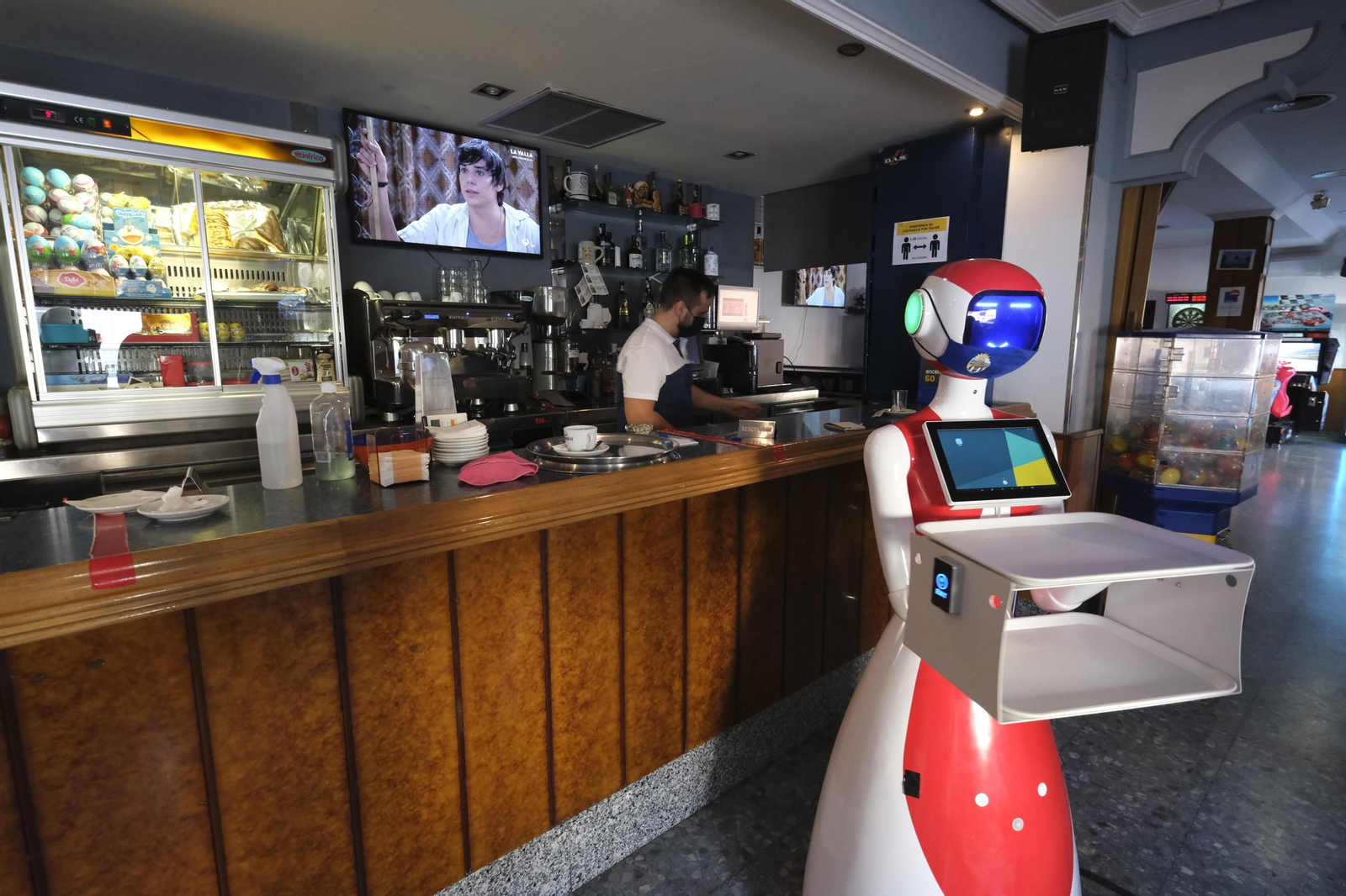 Fotogalería de Herbelita, la robot camarera de El Alquián.