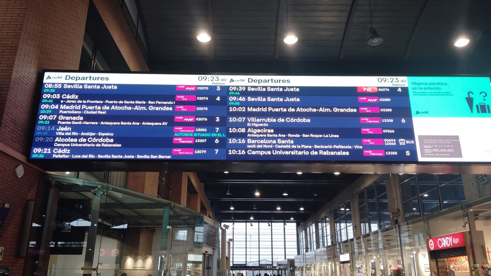 Pantallas informativas de la estación de trenes de Córdoba.