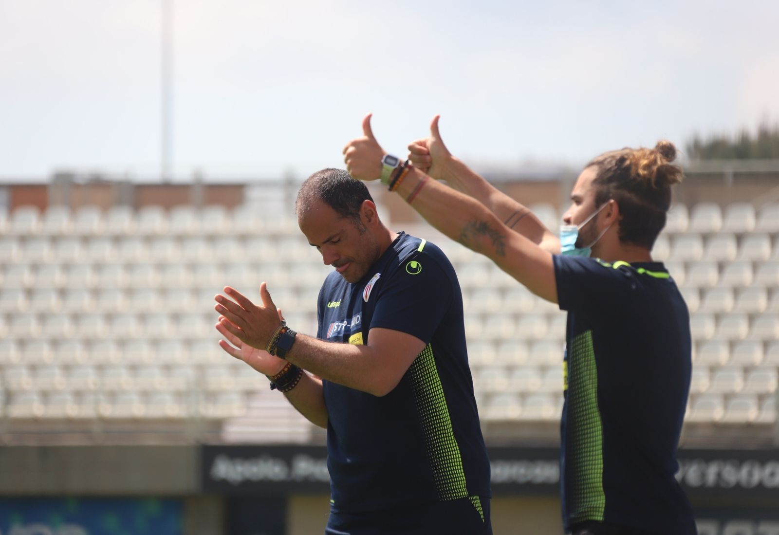 Salva Ballesta aplaude junto a su ayudante.