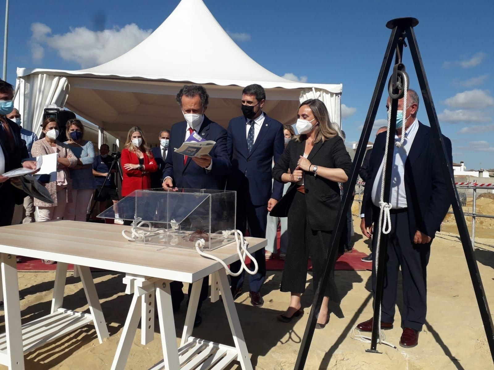 Momento de la colocación de la primera piedra simbólica de la promoción por parte de responsables políticos y representantes de la empresa.