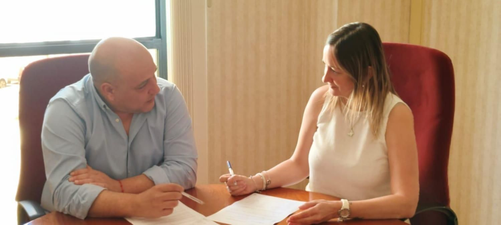 El alcalde de Salobreña, Javier Ortega, junto a la concejala de Bienestar Social, María Rodríguez Alonso