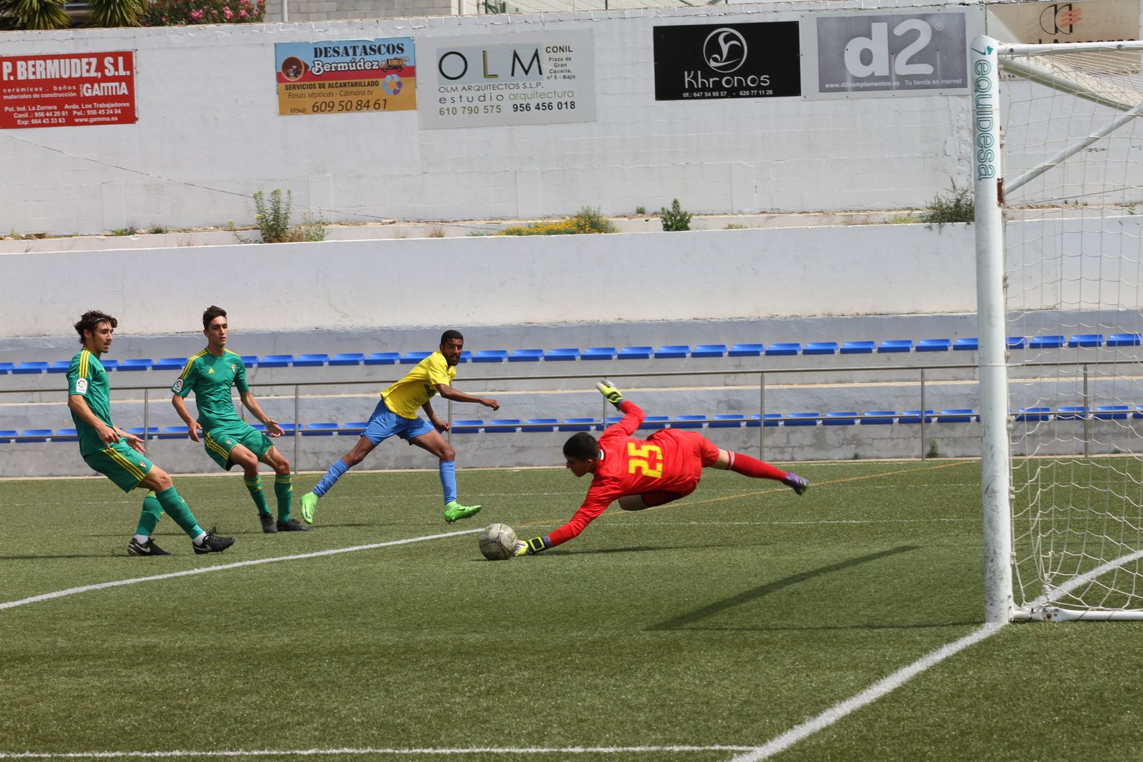 Álex Lázaro realiza una intervención durante su etapa en el Cádiz B