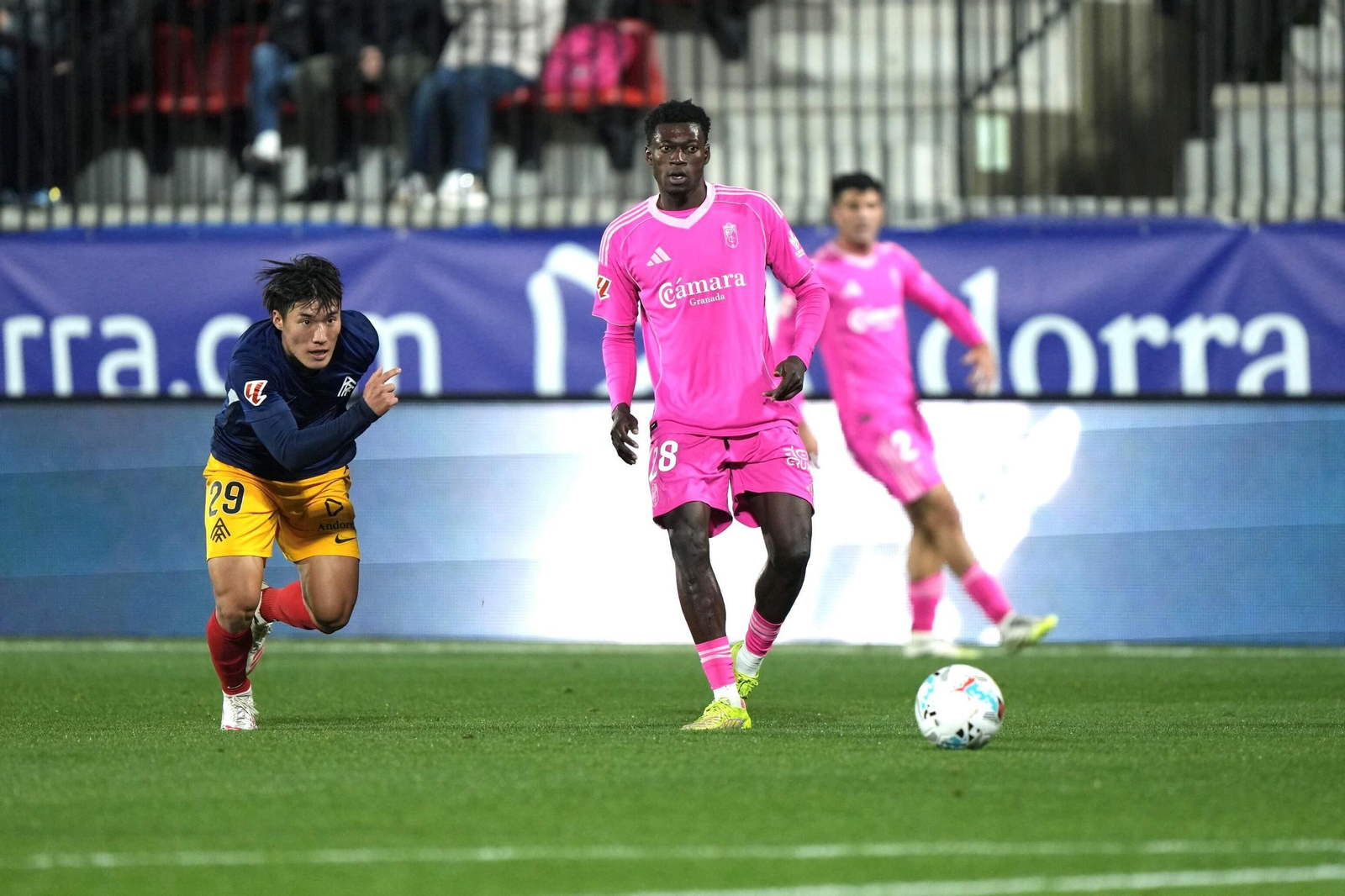 Oscar da un pase encimado por un rival