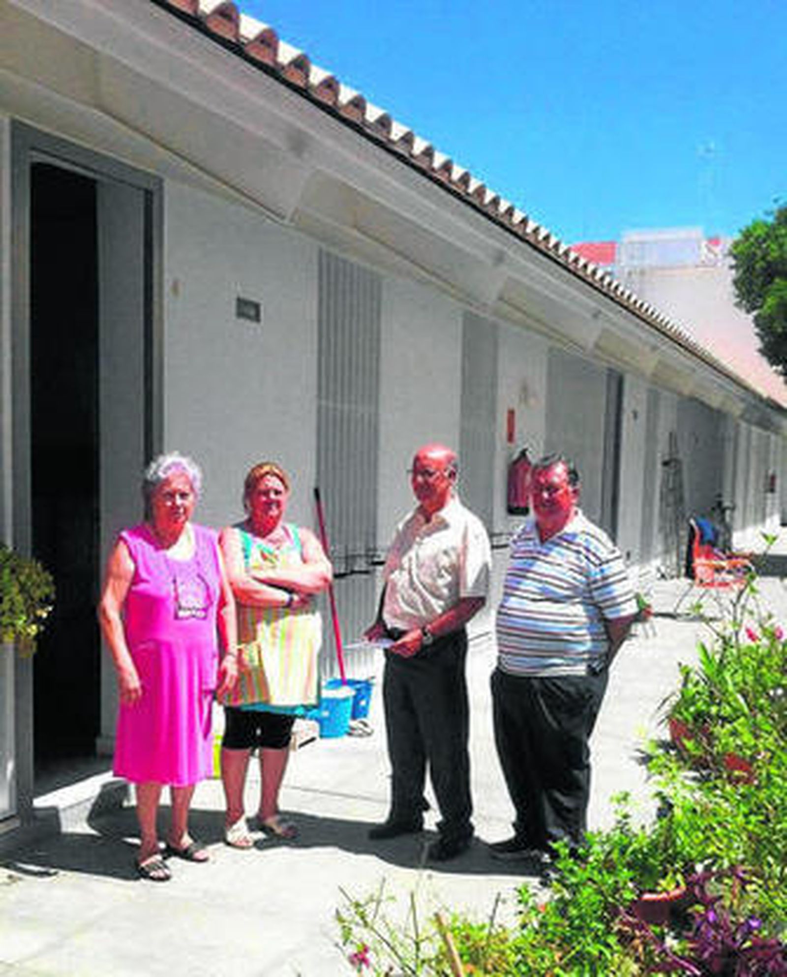 El edil Joaquín Díaz y las familias que habitan el Corral de la Encarnación.