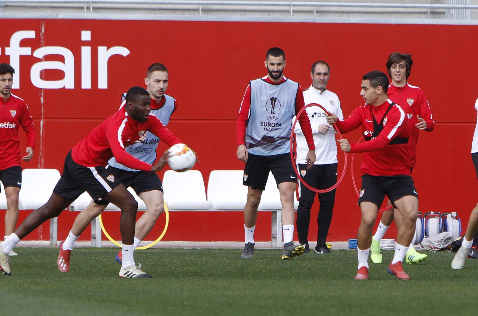 Amadou intenta colar un balón en un aro que sostiene Ben Yedder ante Rog, Gonalons y Bryan.