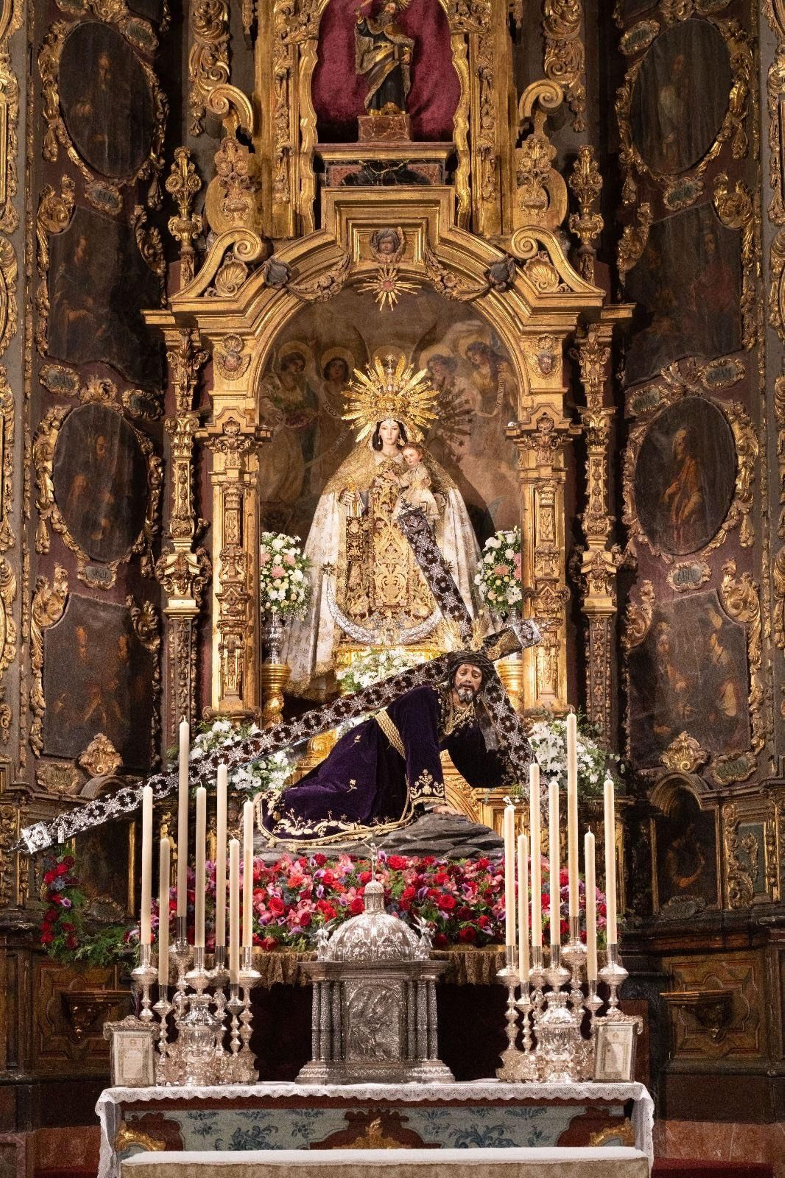 El Señor de las Penas ante la Virgen del Carmen.