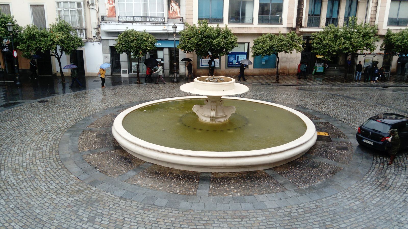 La fuente de la Rotonda de los Casinos permanece cerrada por el temporal