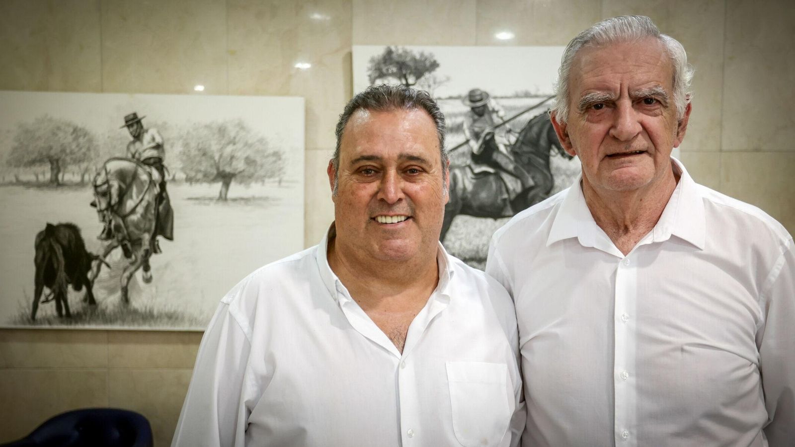 Pepe Olmedo y Juan Gallardo posan en el restaurante con cuadros de caballos al fondo. Pepe Olmedo y Juan Gallardo posan en el restaurante con cuadros de caballos al fondo.