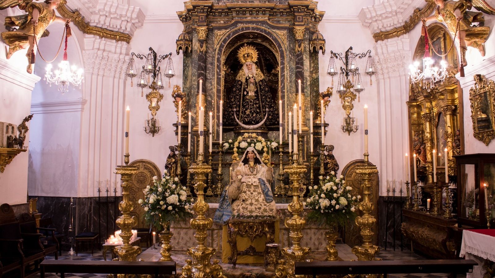 La Pastora, estos días a los pies de la Virgen de los Dolores en la capilla de Servitas.