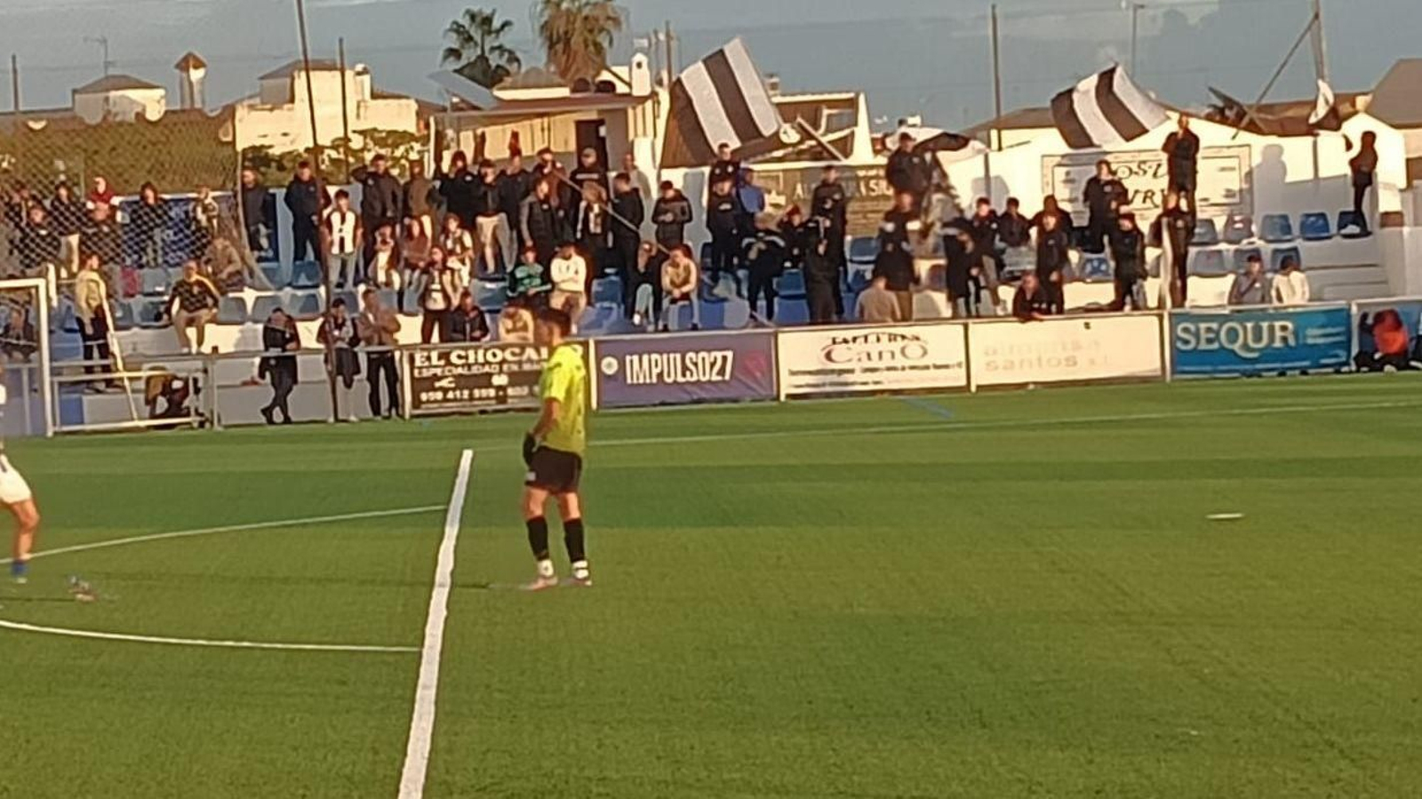 Los aficionados de la Balona presentes en Bollullos, al fondo