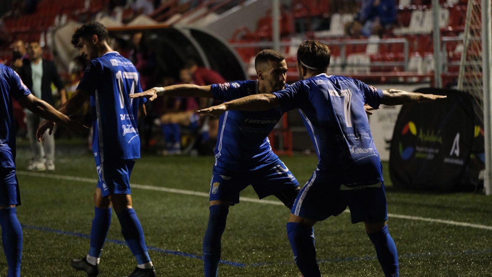 Joselillo y Juanito, Zipi y Zape, festejan el gol del coriano.