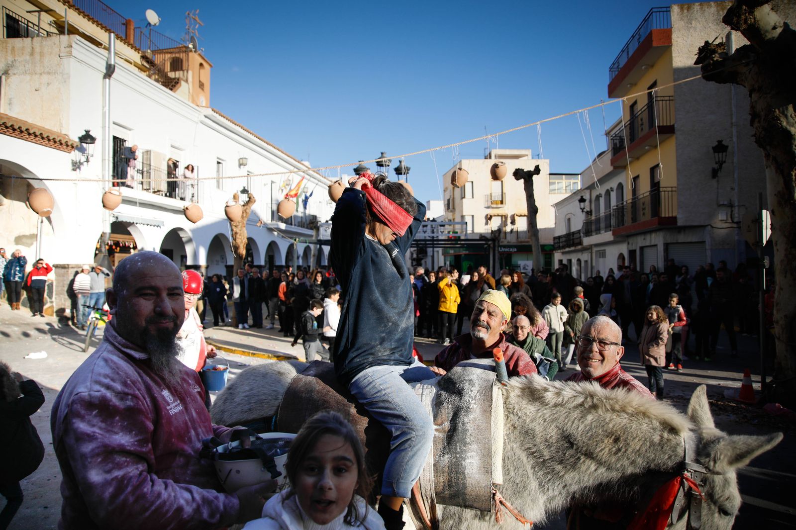 Las mejores imágenes del cierre de fiestas en Fiñana con "Las Ollas"