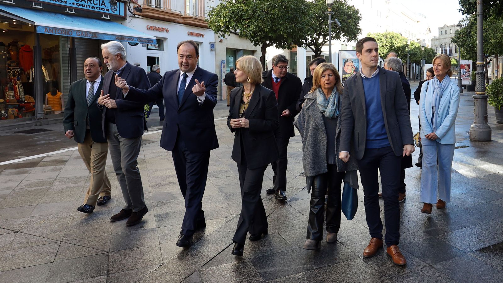 Exposición de carteles de las películas de Lola Flores por la calle Larga de Jerez