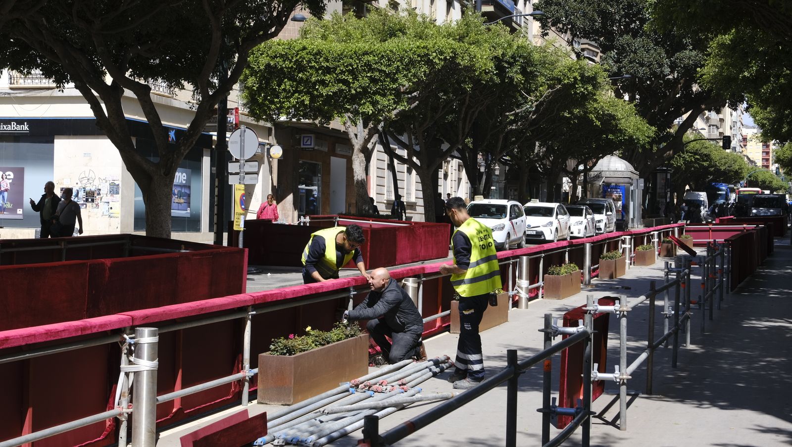 Montaje de la Carrera Oficial para la Semana Santa de Almería