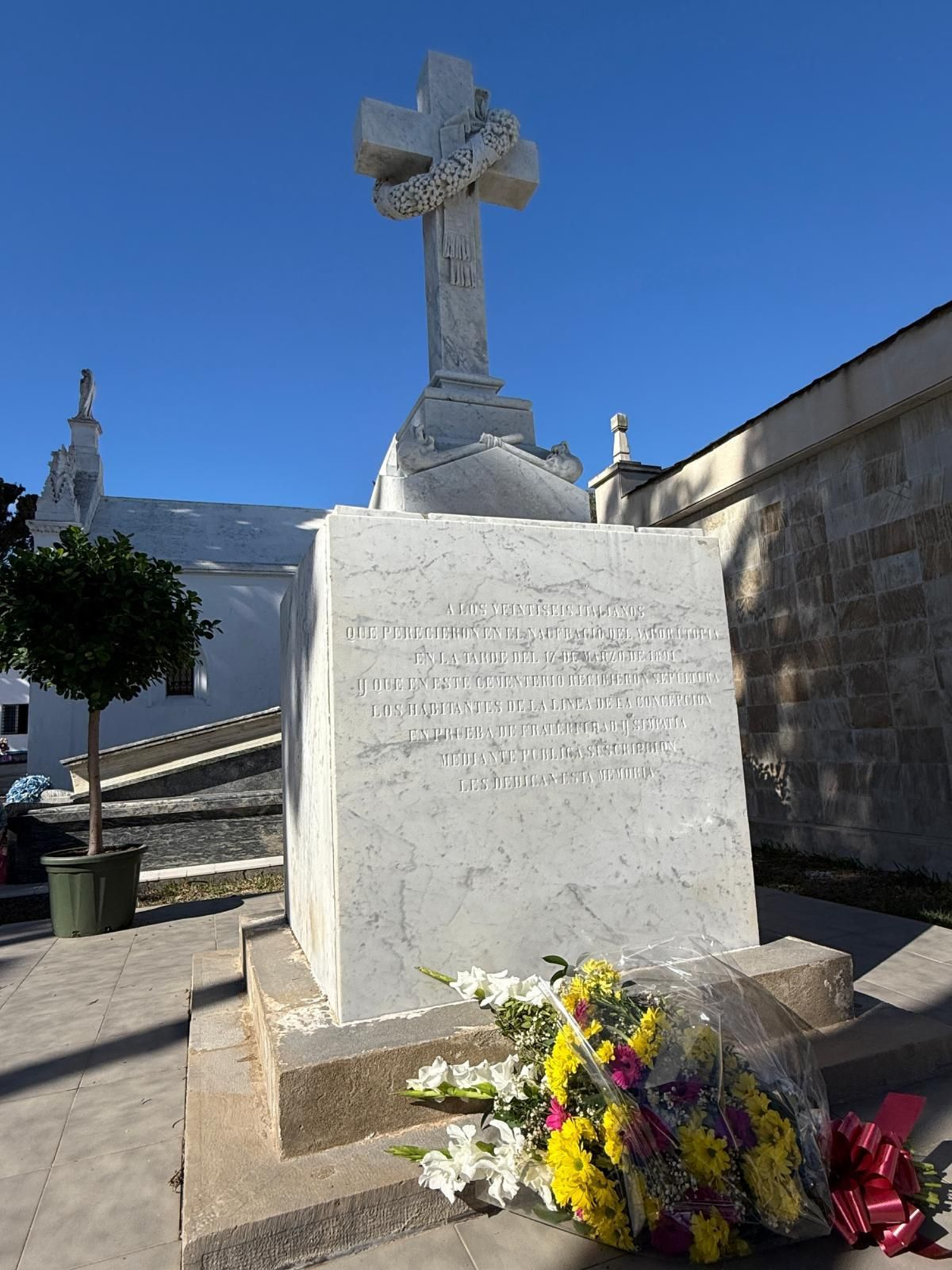 La Línea recuerda a sus difuntos con el tradicional acto en el Cementerio de San José