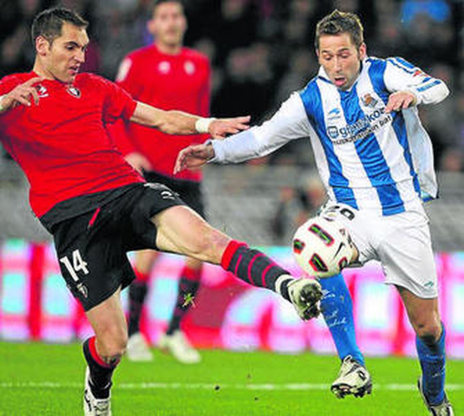 Tamudo (d) pugna por un balón dividido con Josetxo.