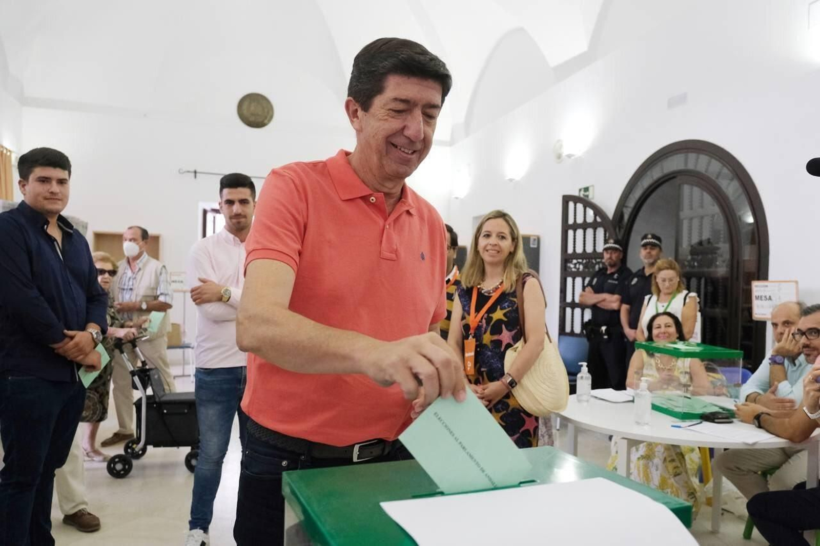 Juan Marín intuye "muchas ganas de refrendar a este gobierno" tras votar en Sanlúcar de Barrameda Juan Marín intuye "muchas ganas de refrendar a este gobierno" tras votar en Sanlúcar de Barrameda