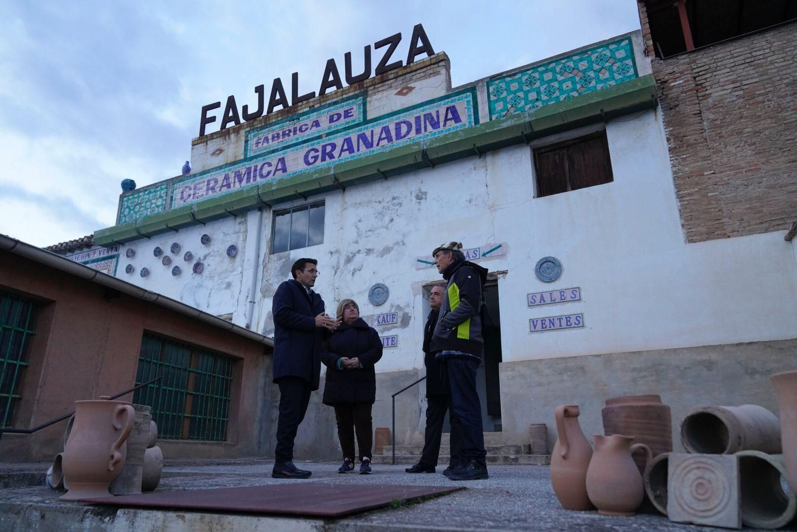 Imagen de la visita del alcalde de Granada a la fabrica de Fajalauza