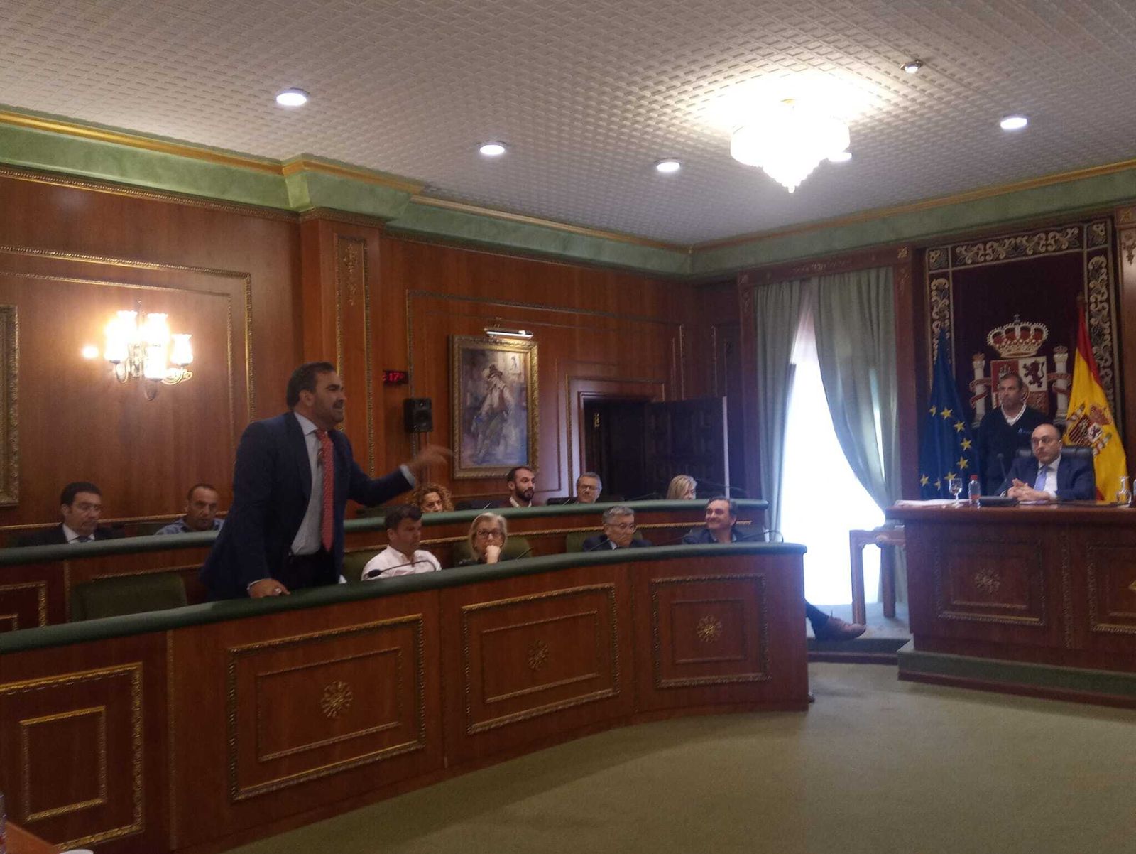 El secretario general del PP de Marbella y concejal de Deportes, Manuel Cardeña, durante su intervención en el Pleno del pasado miércoles.