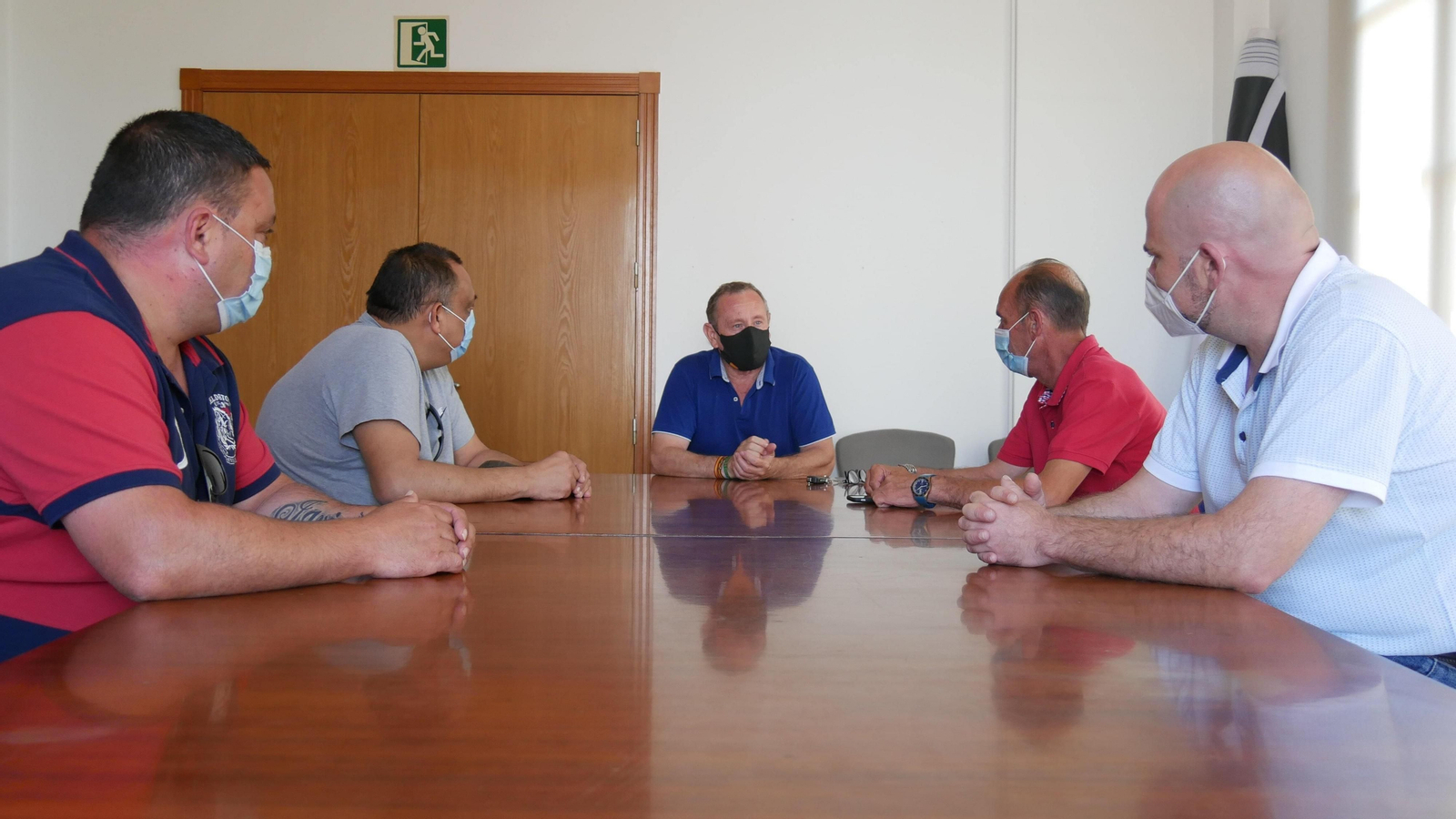 Adra acuerda mantener la limitación de puestos y aforo en el mercadillo por seguridad