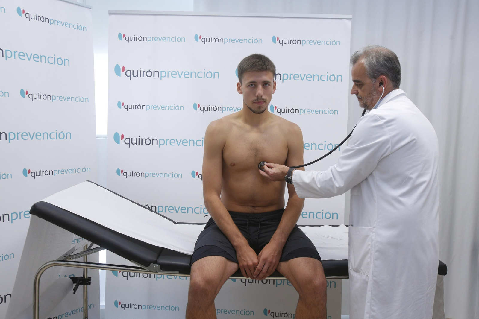 Lenglet se somete a las pruebas médicas del Sevilla.