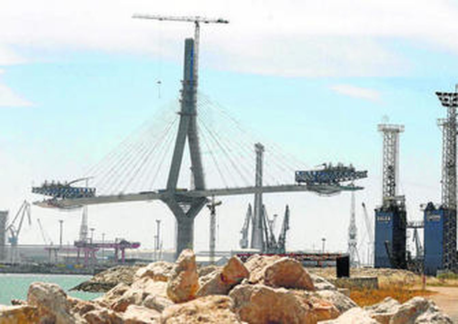 El segundo puente sobre la Bahía avanza lentamente hacia su finalización.