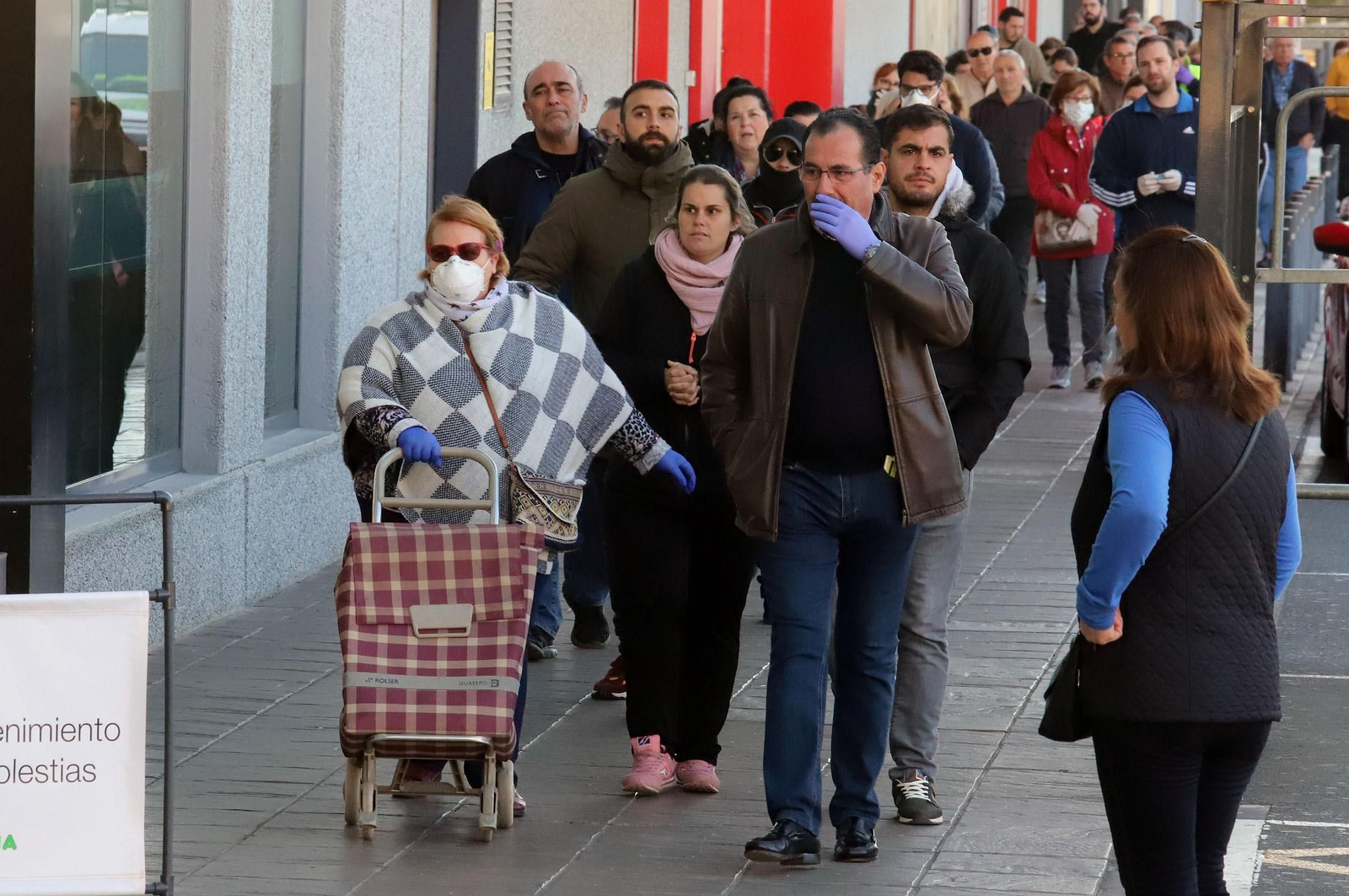 Imágenes de la situación y organización en los supermercados de Huelva