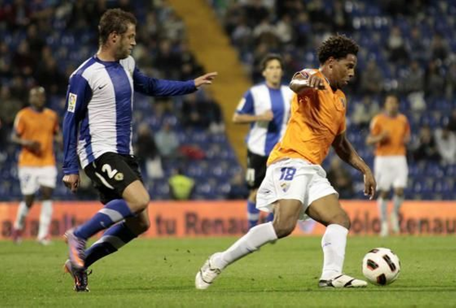 Eliseu protege la pelota ante un rival. / LOF