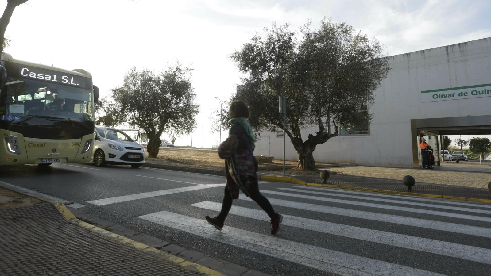 Una usuaria corre para coger el autobús lanzadera en Olivar de Quintos.