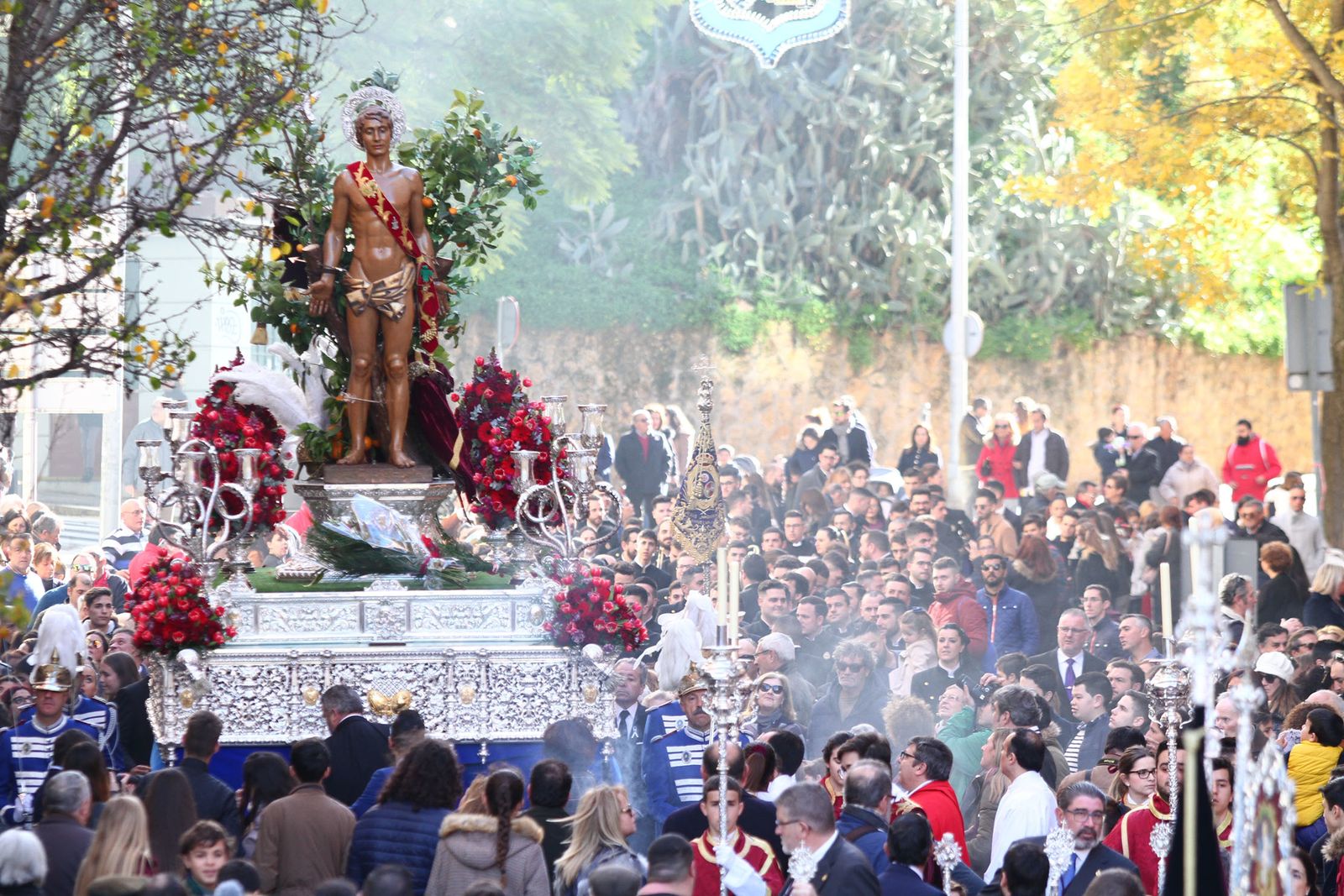El Patrón de Huelva desciende por la calle Mackay McDonald con la compañía de los onubenses.