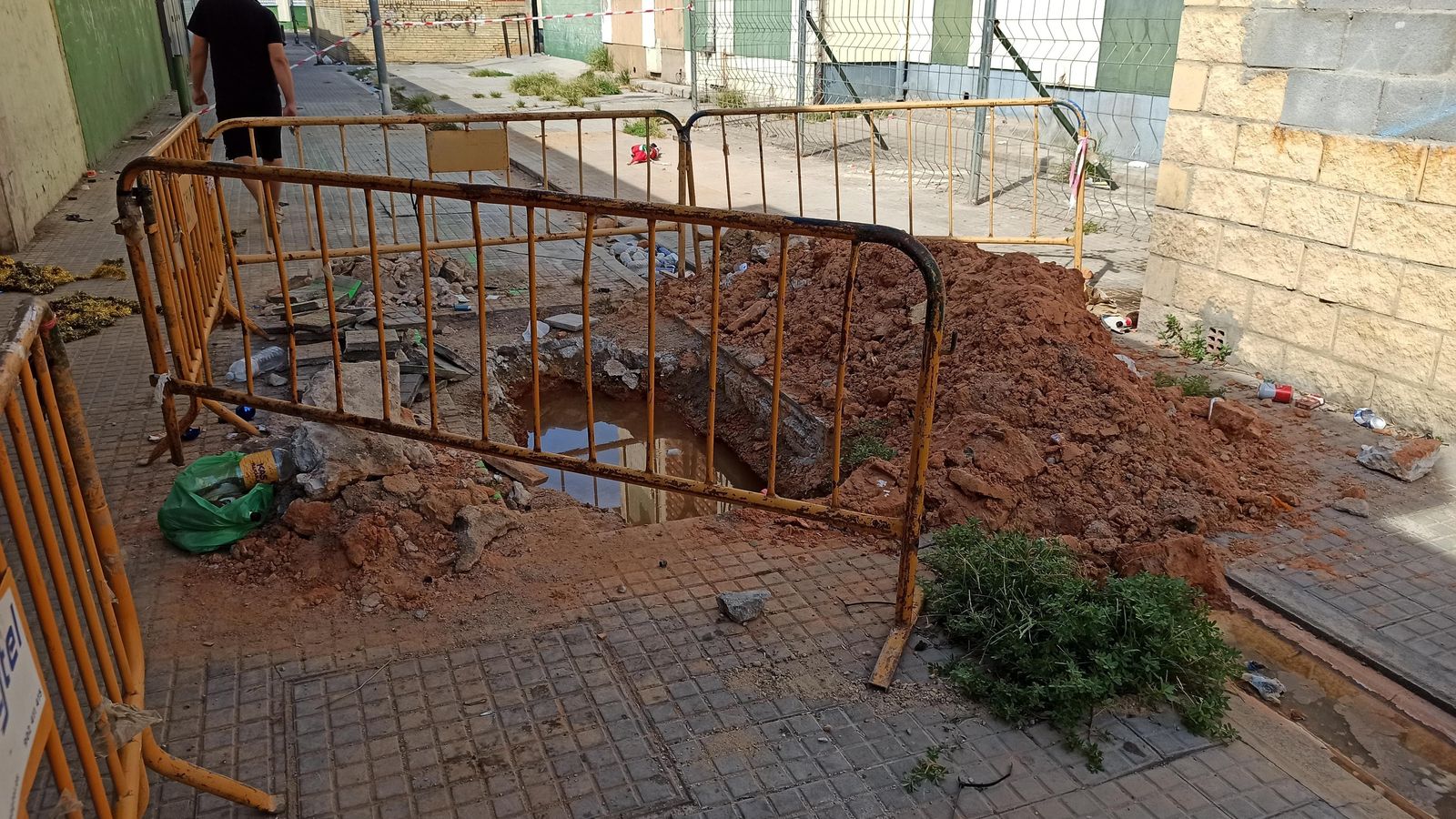 Boquete en el acerado.