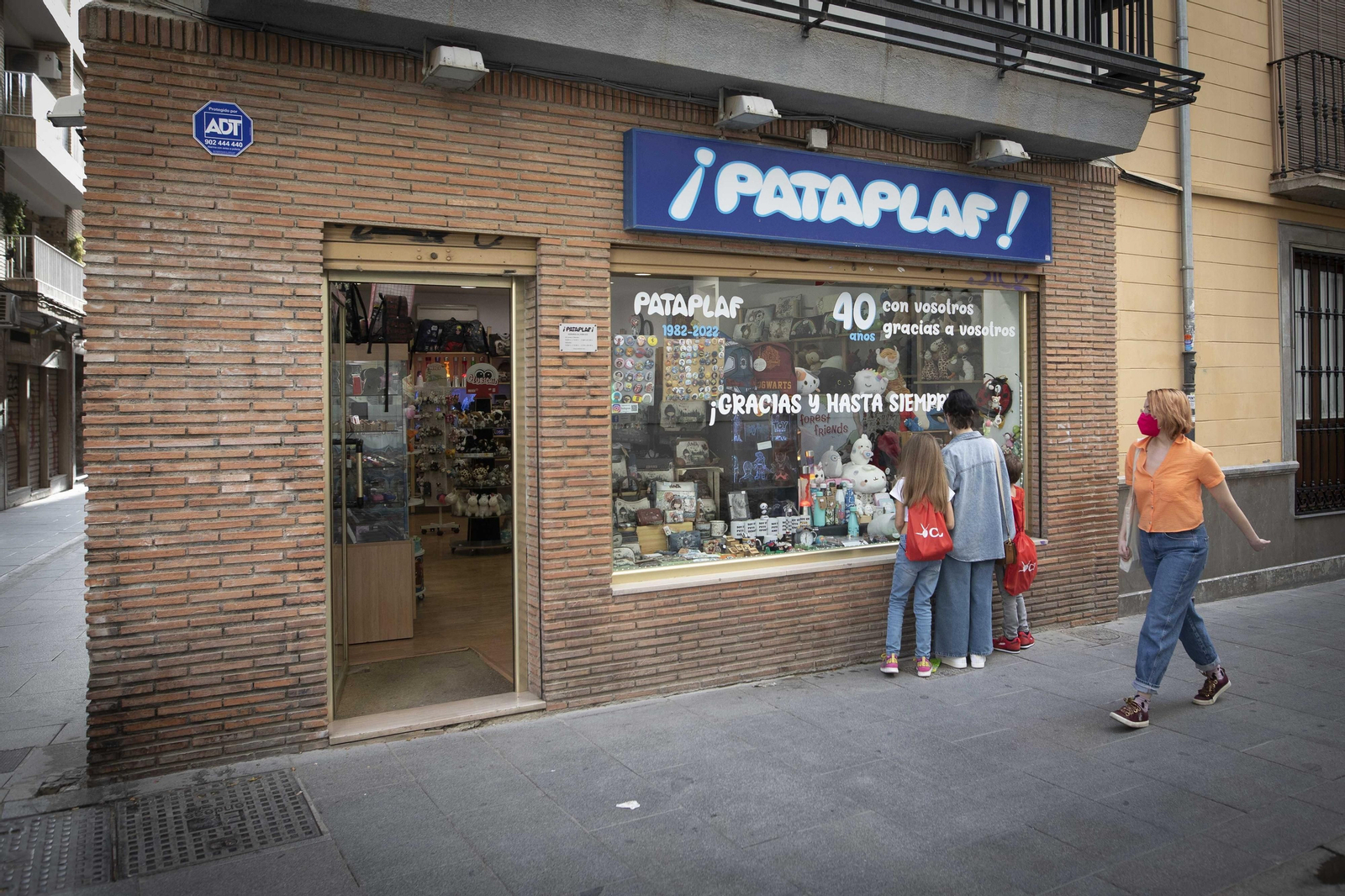 Escaparate y acceso a Pataplaf, en la calle Puentezuelas