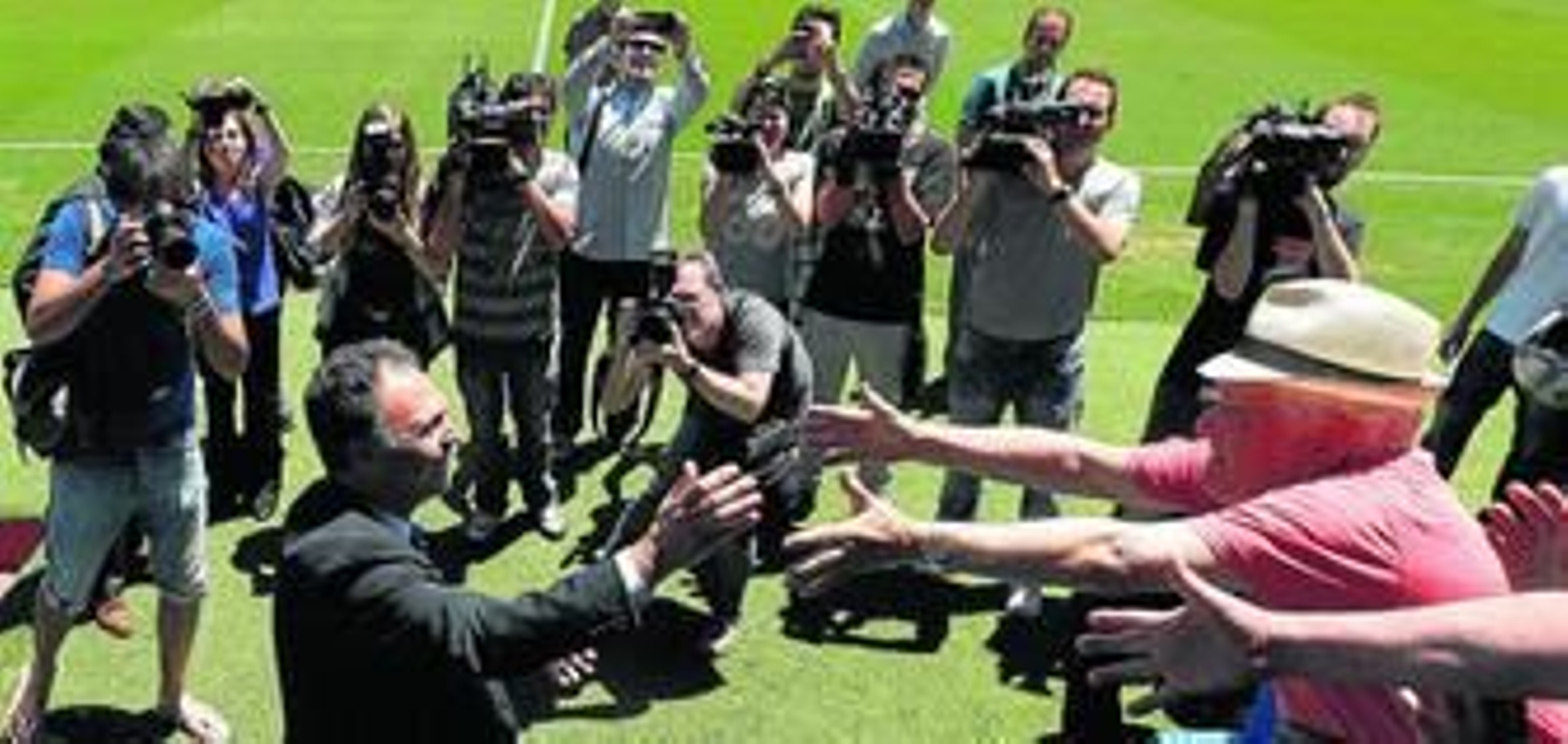 Joaquín Caparrós, aclamado en su presentación como entrenador del Levante, puesto en el que sustituye a Juan Ignacio Martínez.
