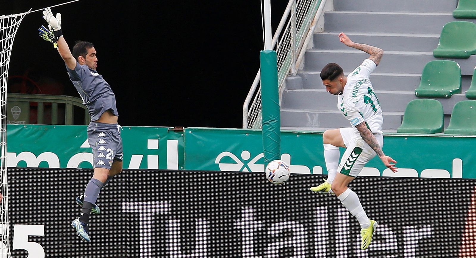 Claudio Bravo sale a tapar con acierto ante Tete Morente.