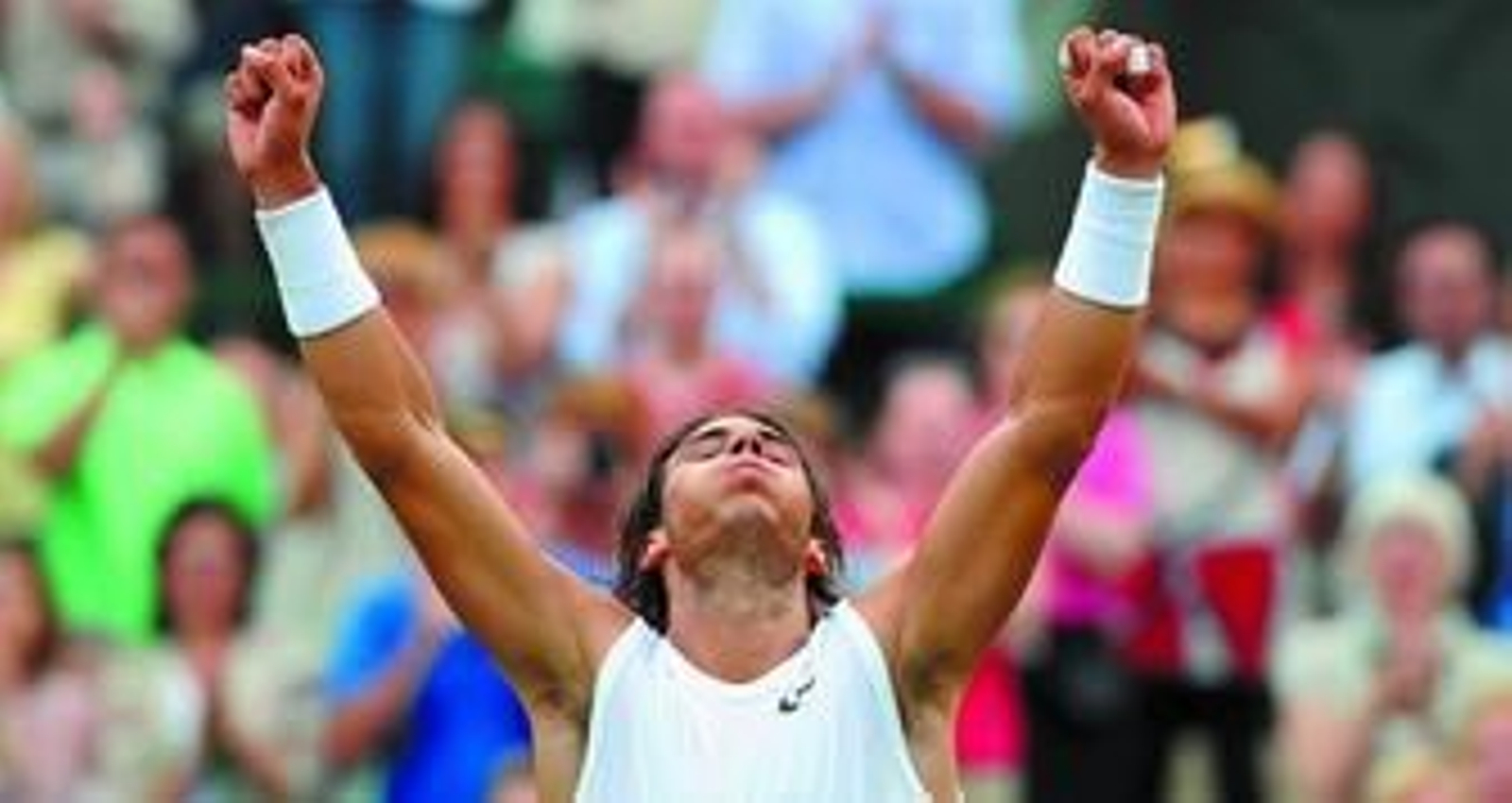 Nadal festeja, brazos al aire, su triunfo sobre el alemán Schuettler que le permite disputar su tercera final consecutiva en Wimbledon.