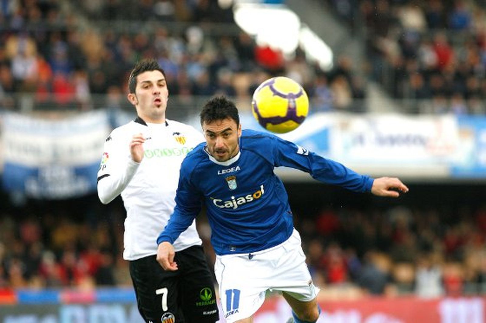 David Villa y Jerónimo Figueroa ‘Momo’, dos de los jugadores con más talento de ambos equipos, pugnan por un balón. 

Foto: Pascual