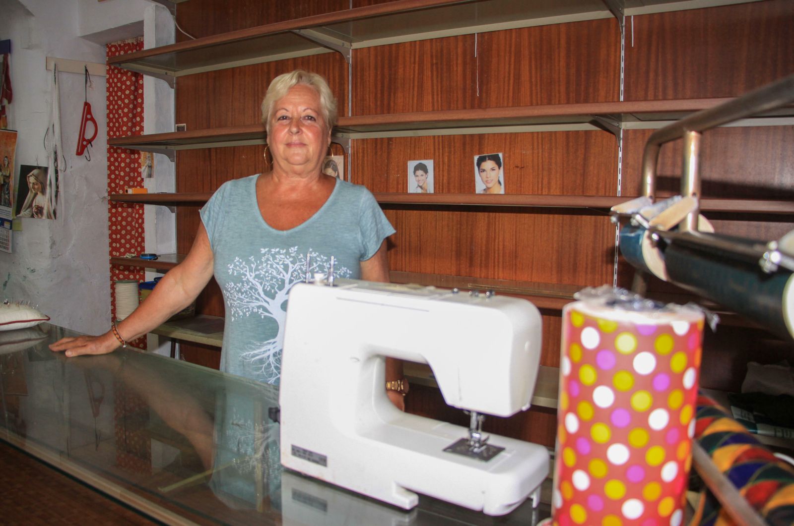 Encarni Pedrero, en el mostrador de su mercería sin género en sus estantes.