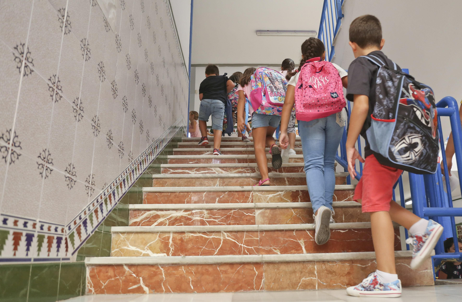 Un grupo de alumnos se dirige a su clase en un centro escolar malagueño.