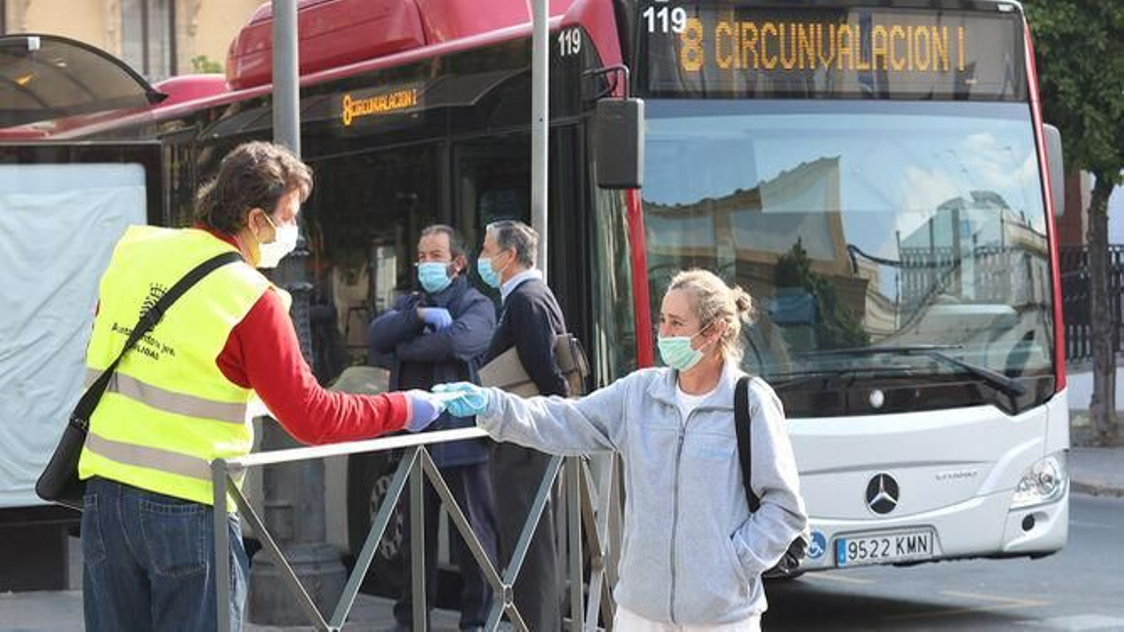 Entrega de mascarillas a usuarios del autobús urbano, donde seguirá siendo obligatorio su uso.