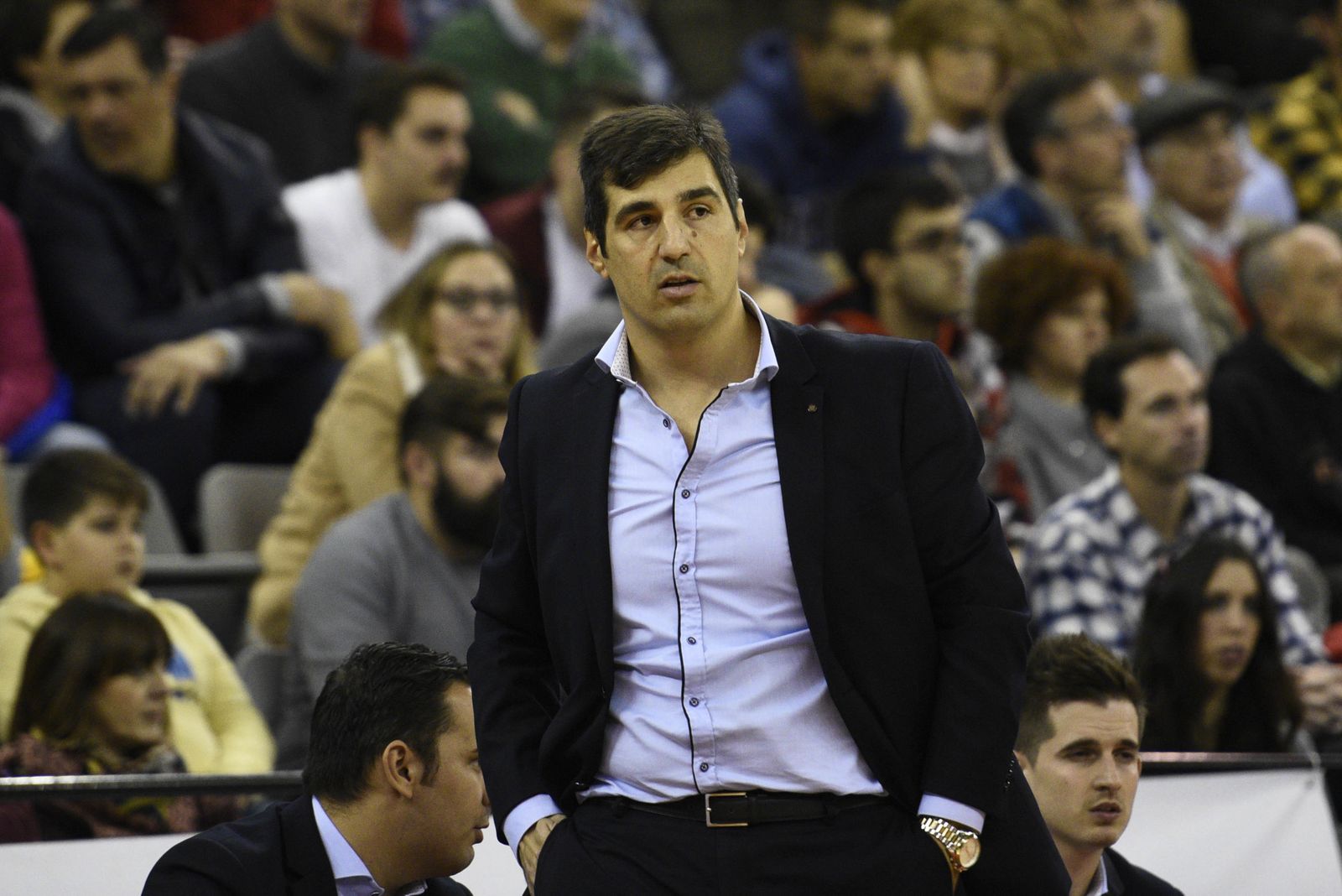 Pablo Pin sigue el partido desde el banquillo.