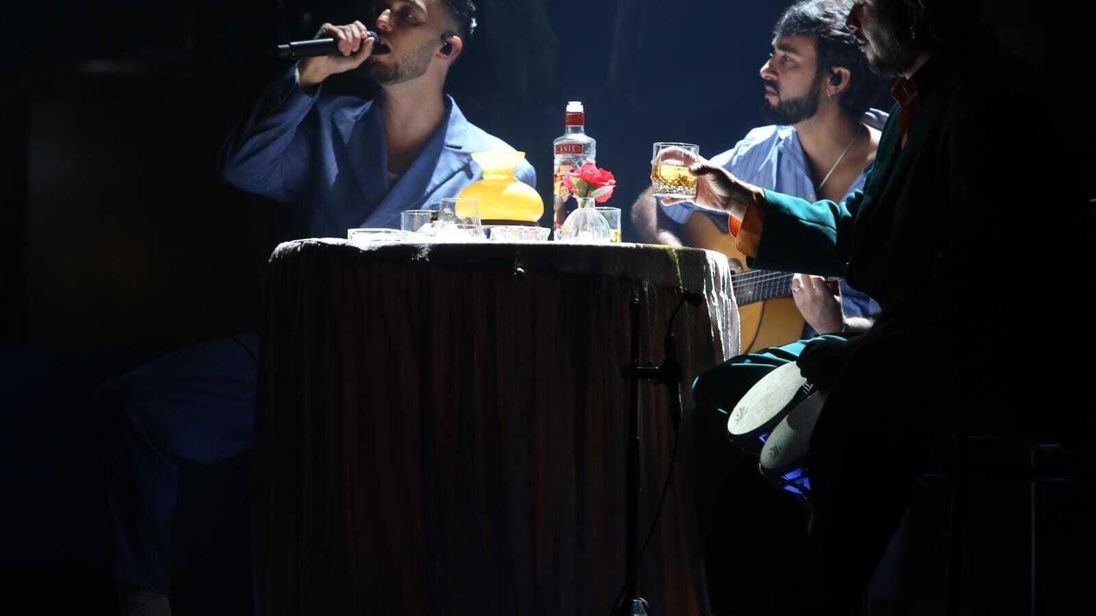 C. Tangana con Víctor Martínez a la guitarra.