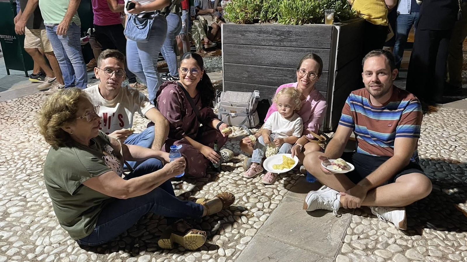 Familias disfrutando de una agradable velada. Familias disfrutando de una agradable velada.