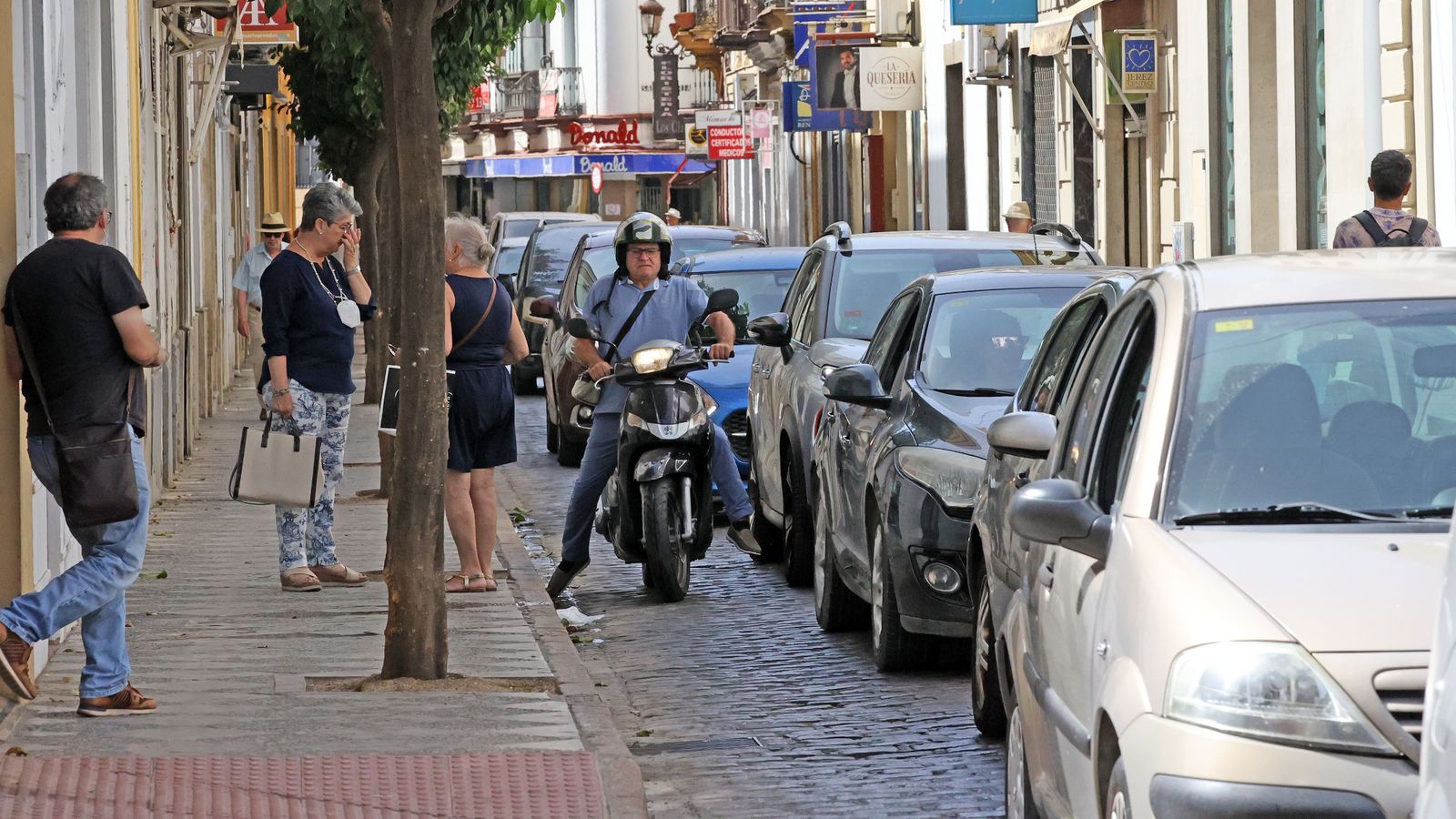 Colas en la calle Honda, esta mañana.