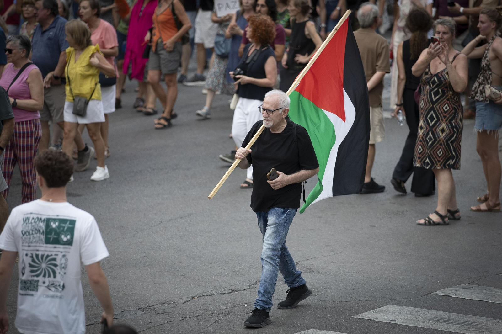Fotos: 4.000 personas recorren el centro de Granada en una marcha contra la violencia en Gaza