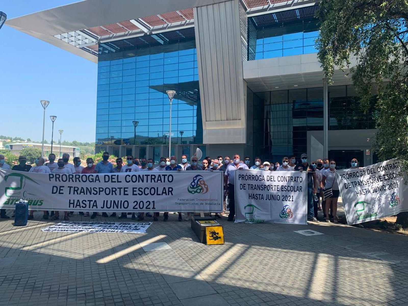 Movilización del sector del transporte en Sevilla por la prórroga del contrato de las rutas escolares.