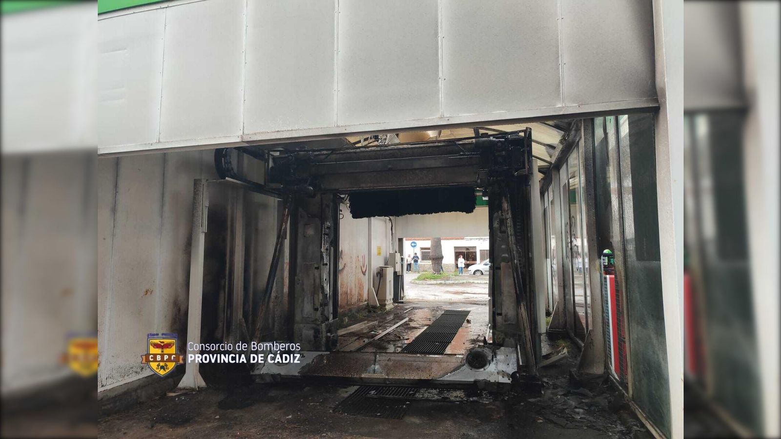 El túnel de lavado tras el incendio.