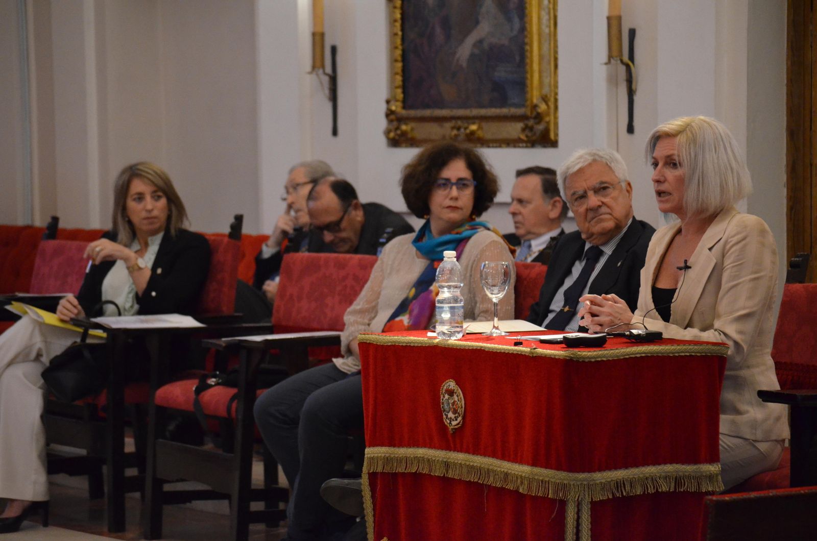 Las catedráticas Dolores Cervilla y Patricia Faraldo y el abogado Francisco Baena, durante la charla de Esther Hava.