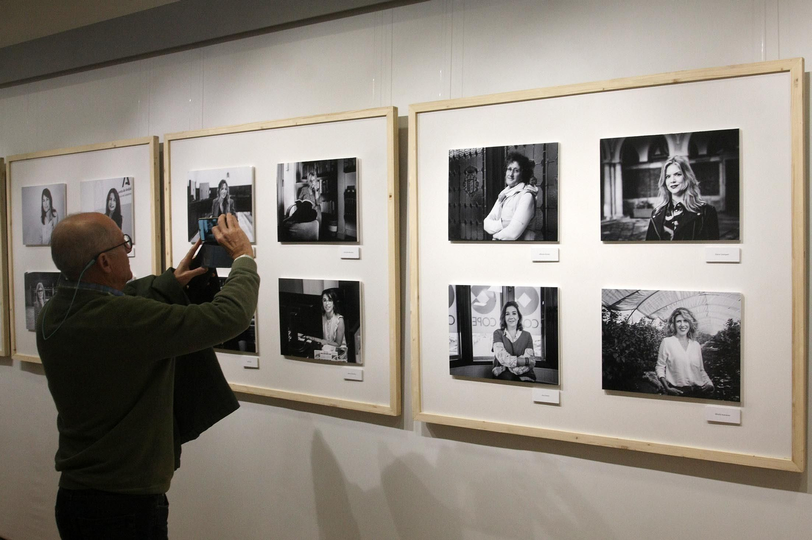 Imágenes de la mesa redonda "La presencia de la mujer en el periodismo" y exposición fotográfica "Pioneras", en el Centro de Comunicación Jesús Hermida, Huelva