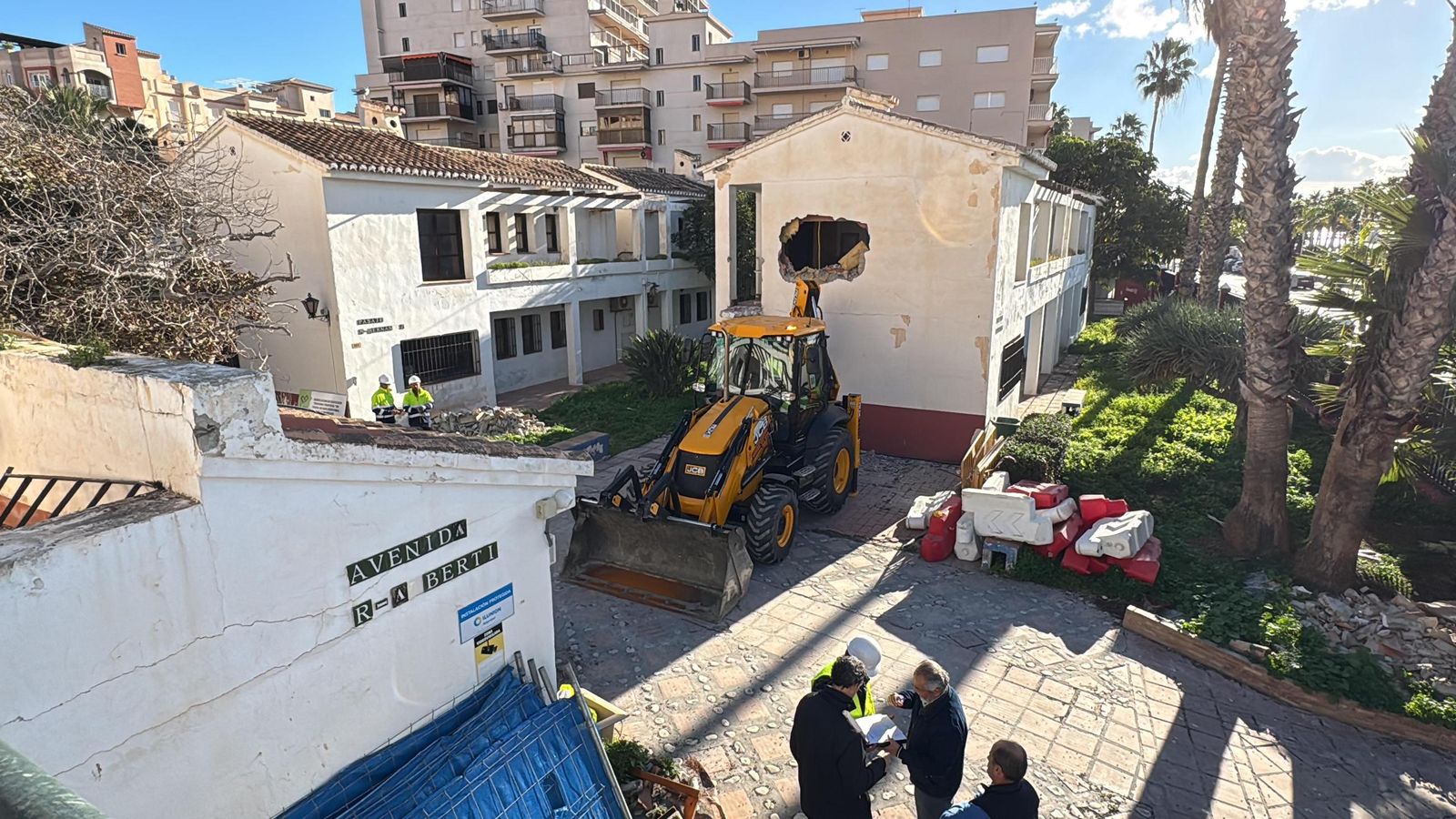 Un símbolo de una época desaparece: la Diputación derriba Turismo Tropical para convertirla en una residencia de mayores